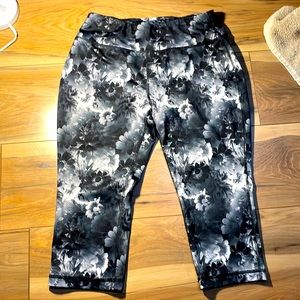 Capri leggings black and white floral design size medium. Cute leggings